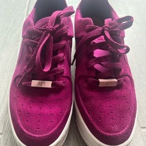 Women NIKE AIR FORCE 1 SAGE LOW
Used a handful of times